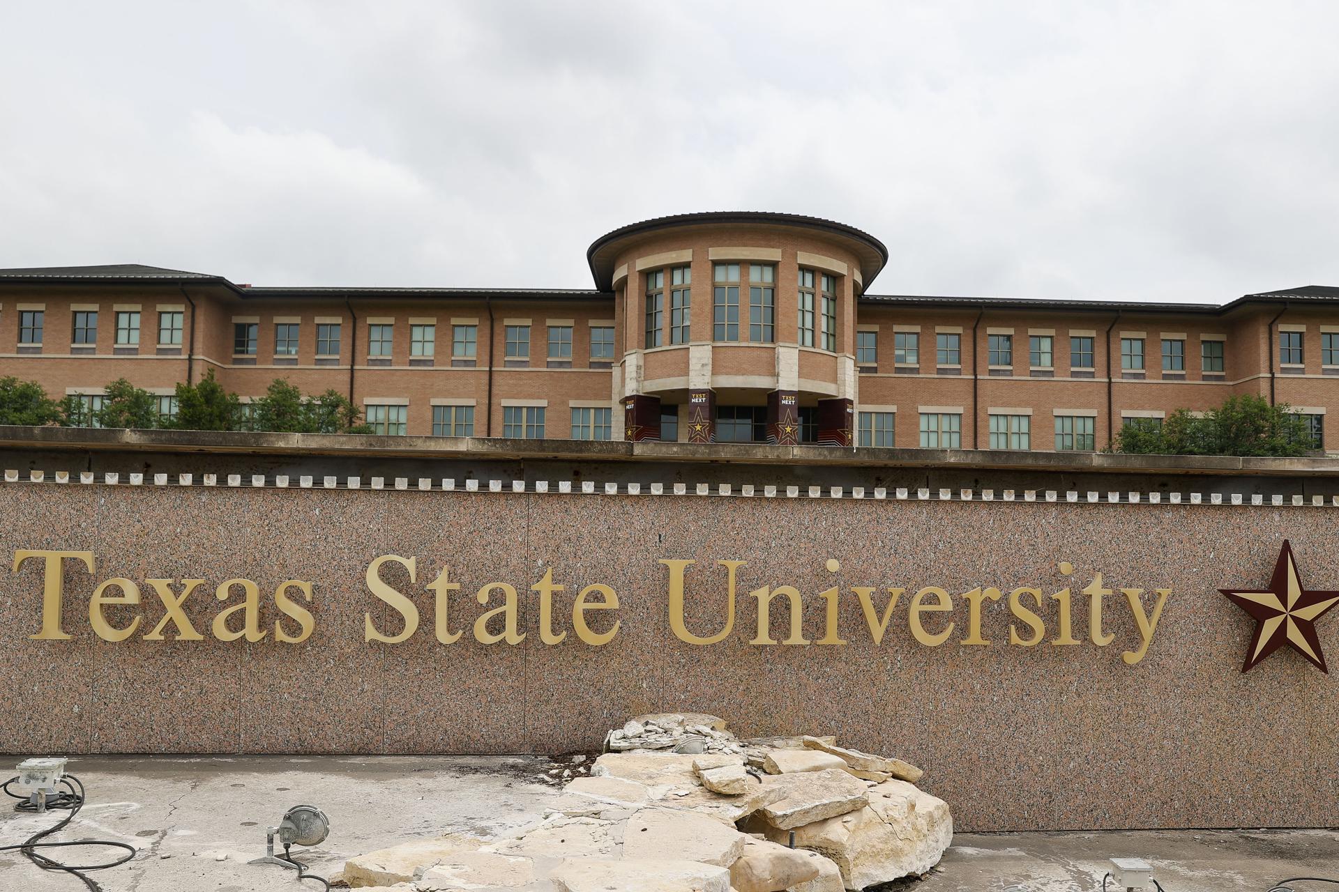 Texas ordena a sus universidades públicas identificar a estudiantes indocumentados