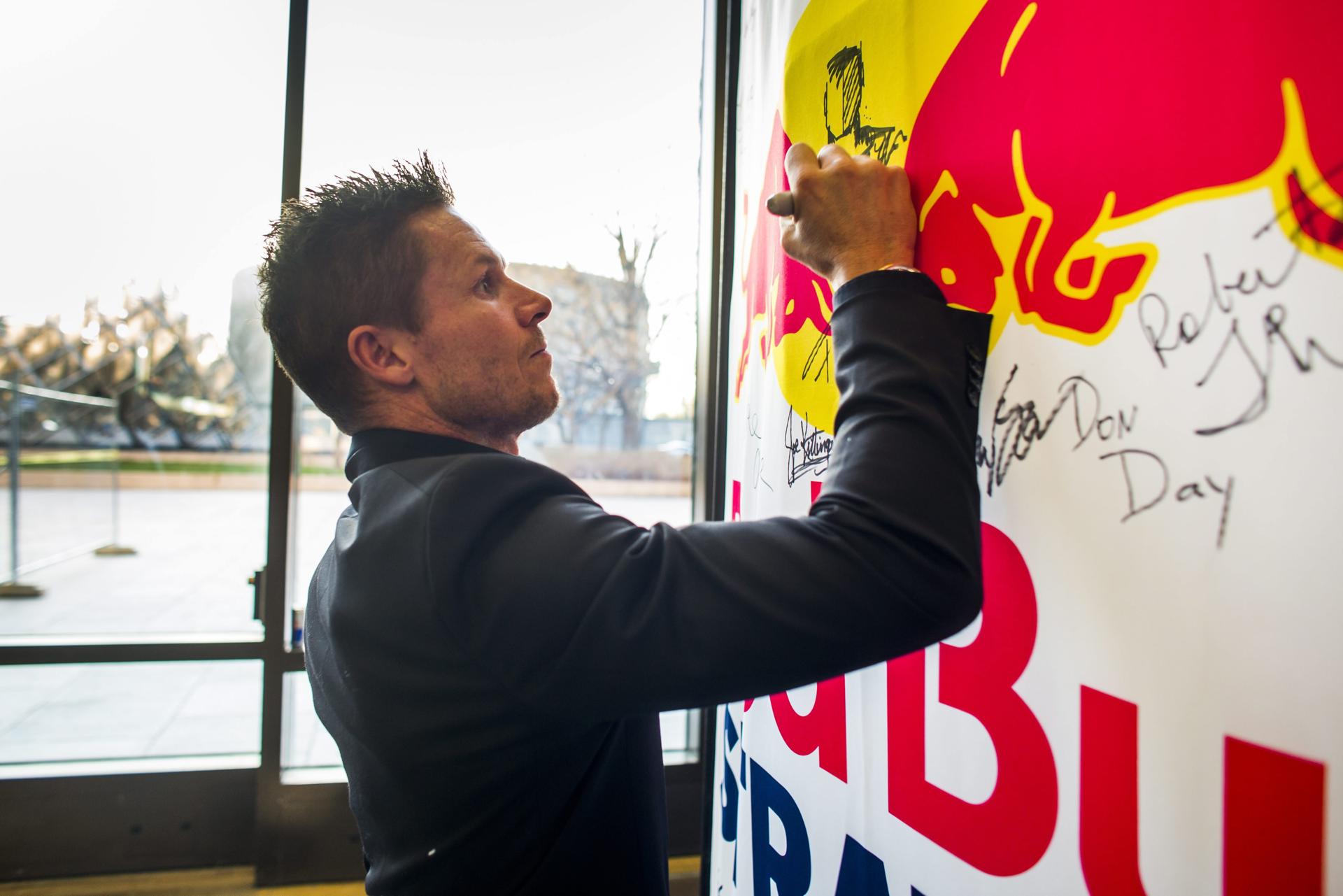 Red Bull le rinde homenaje a Felix Baumgartner