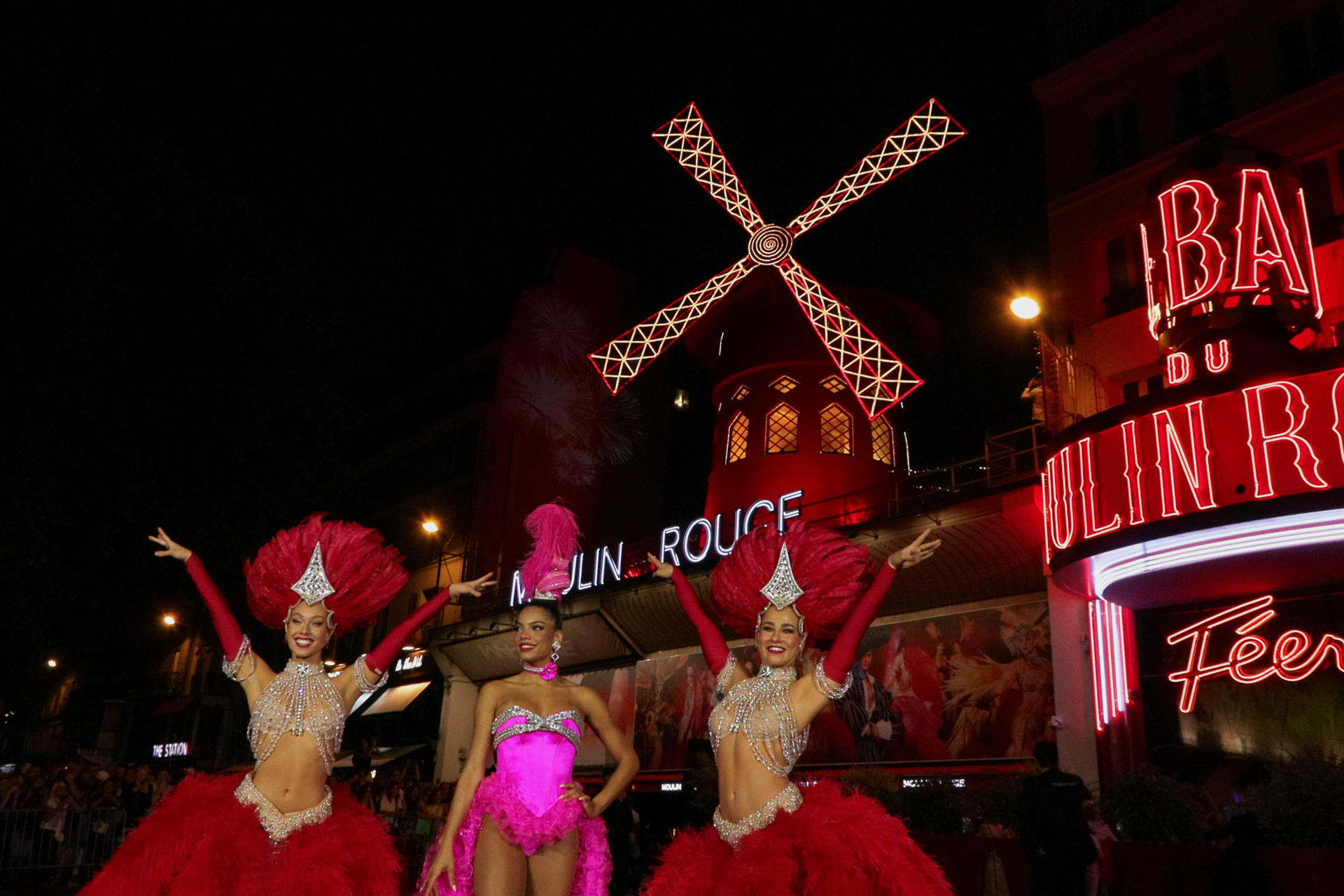 París celebra que las palas del Moulin Rouge vuelven a girar tras su caída en 2024
