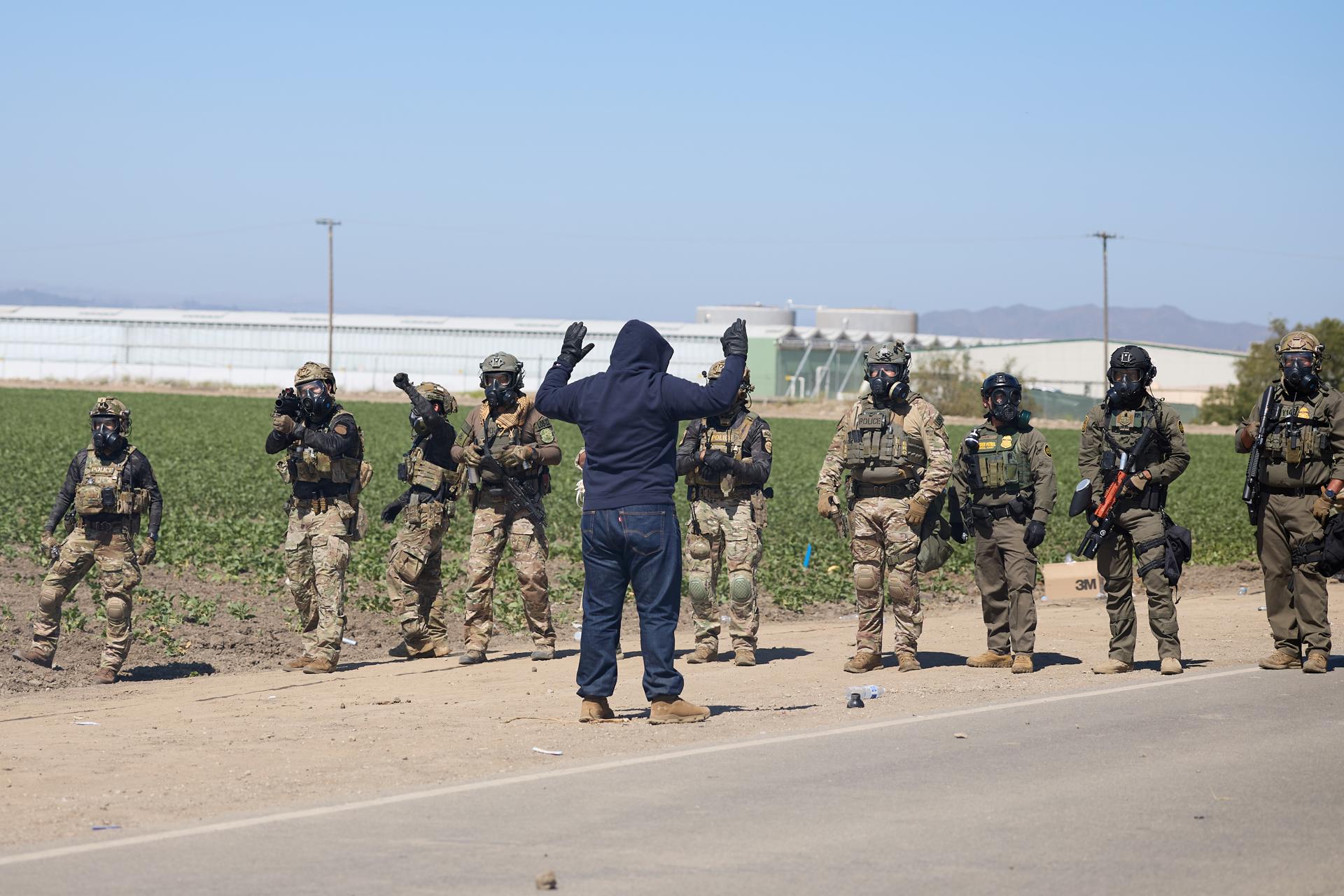 Muere trabajador agrícola al caer de techo en redada a granja de cannabis en California
