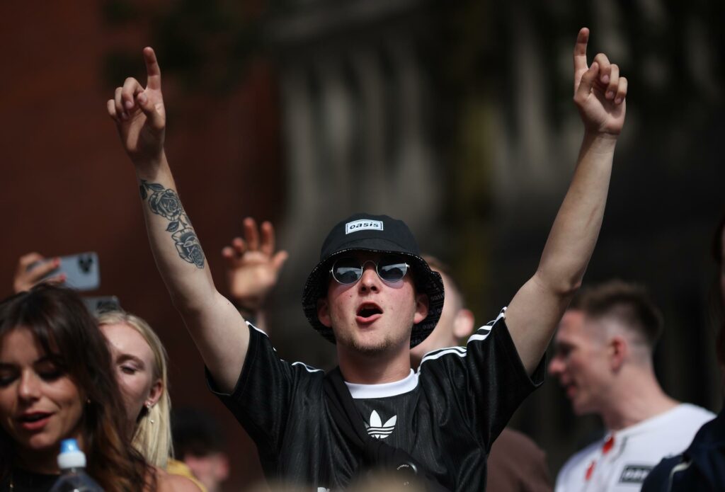 Oasis extiende su leyenda e inicia su gira mundial con un concierto supersónico en Cardiff - 7bb2729b4f741714773b58d25a47470ca236e920w-1024x695