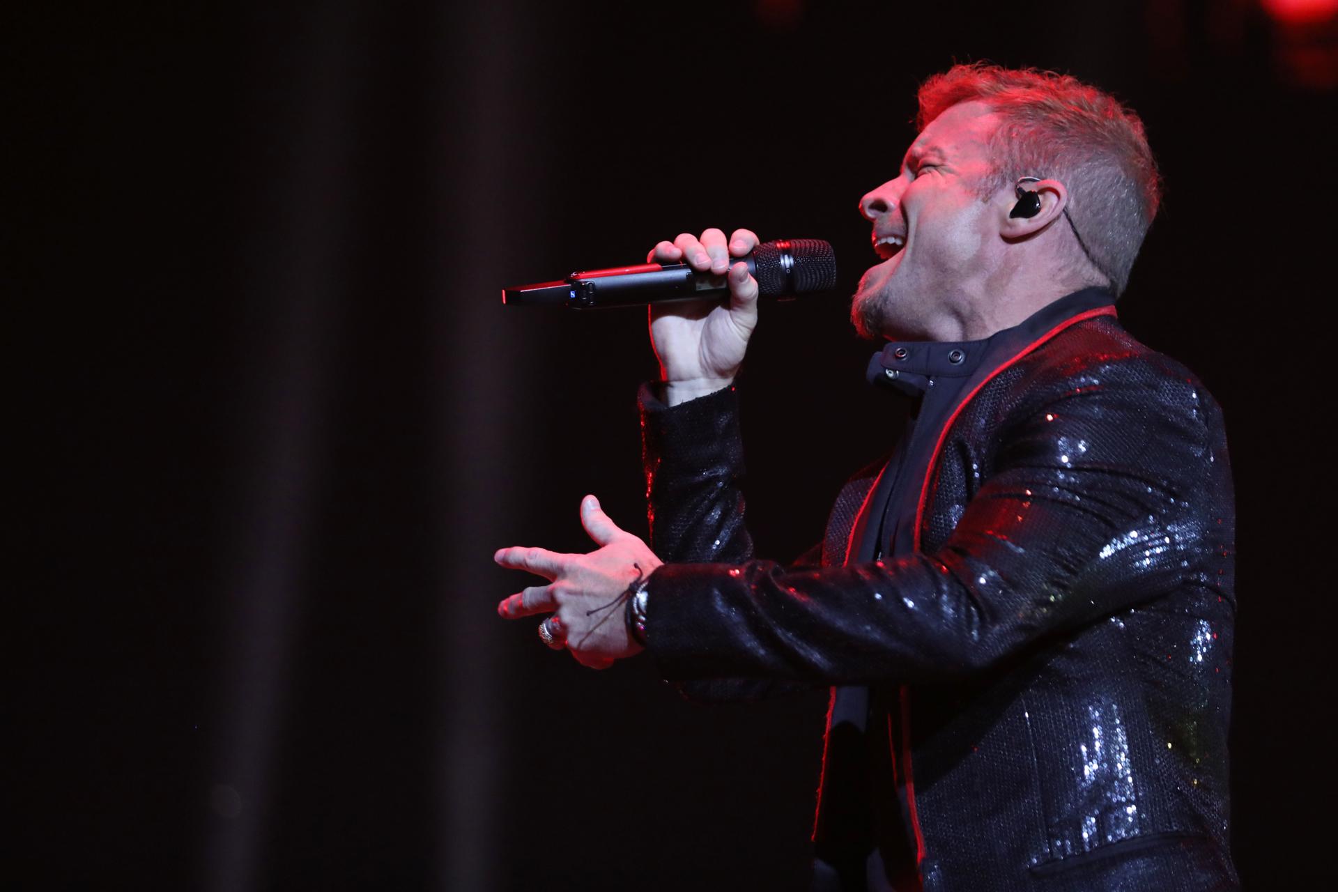 Miembro de Backstreet Boys demanda a policía por no evitar que turistas entren a su playa