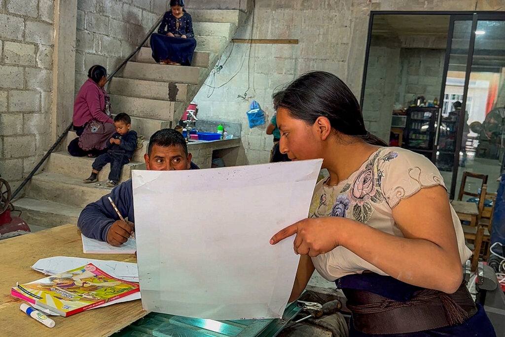 Jóvenes tzotziles luchan contra el analfabetismo de adultos mayores en Chiapas - 8f5f12ded9bca14d3c7a845fb7eb574aab597be6w-1024x684