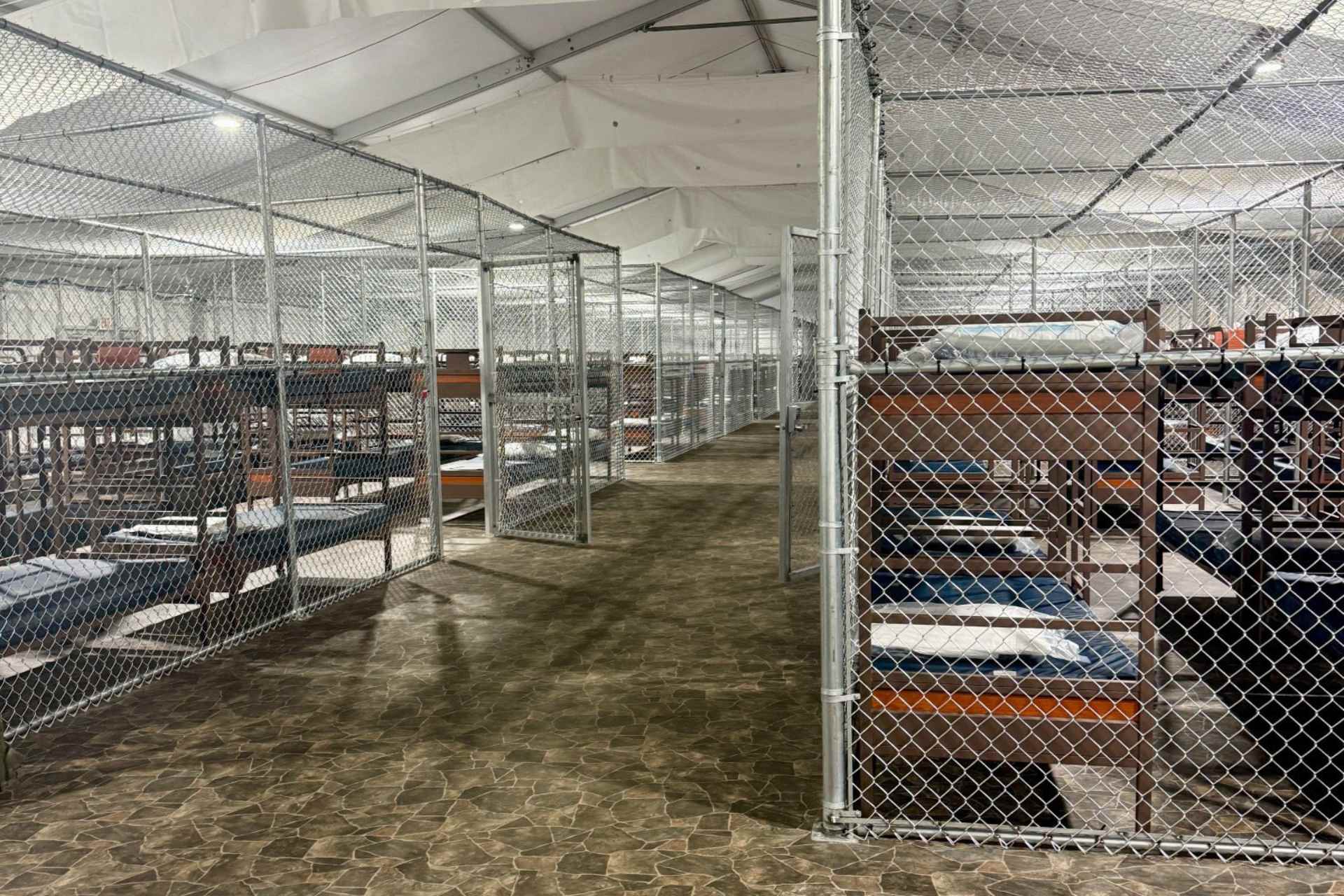 SRE visita a mexicanos detenidos en ‘Alligator Alcatraz’; les ofrece repatriarlos cuanto antes