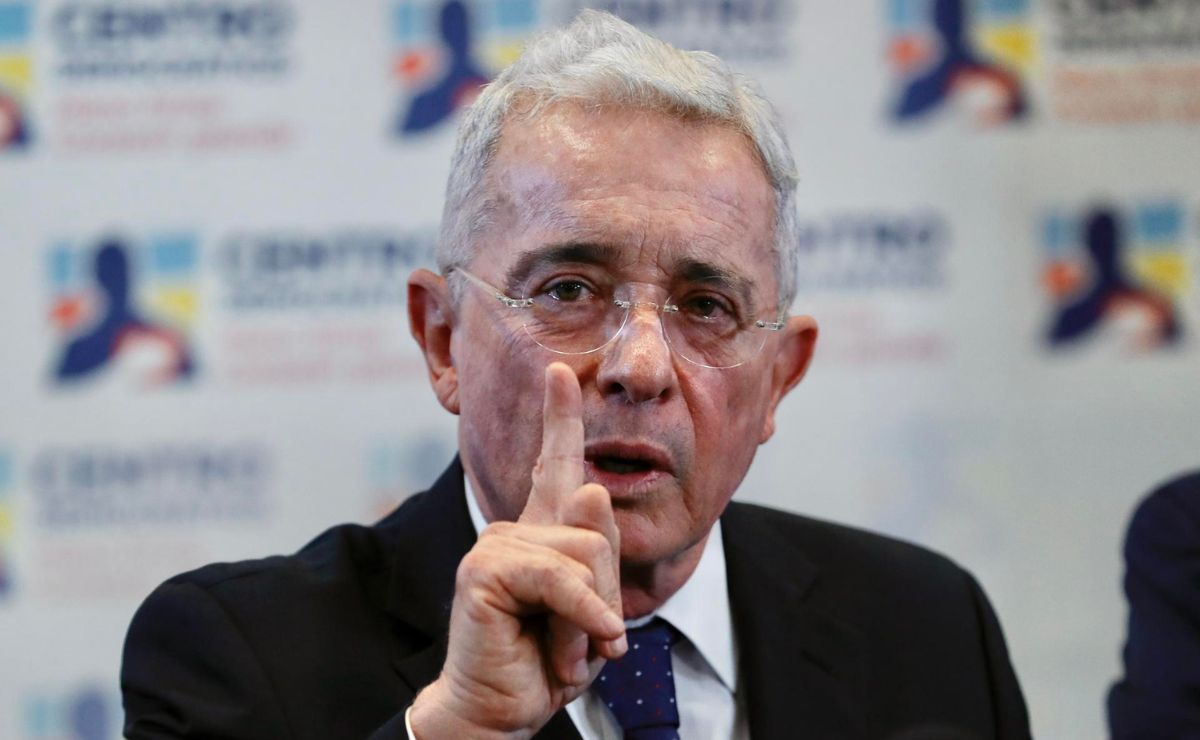 Expresidente Uribe apelará sentencia por soborno y fraude