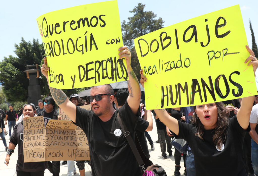 Artistas protestan en la CDMX; exigen regulación para proteger las voces ante clonación con IA - artistas-protestan-en-la-cdmx-exigen-regulacion-para-proteger-las-voces-ante-clonacion-con-ia-1024x701