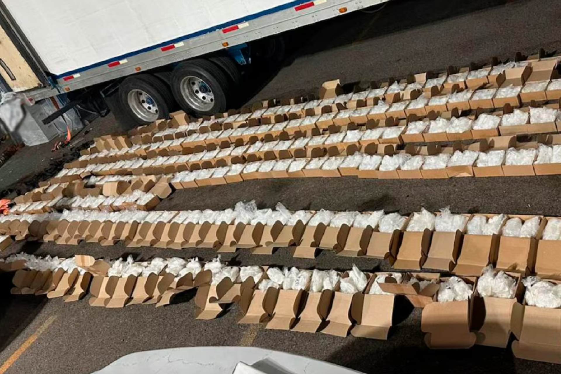 Detienen en Baja California Sur a un hombre que transportaba más de una tonelada de metanfetamina