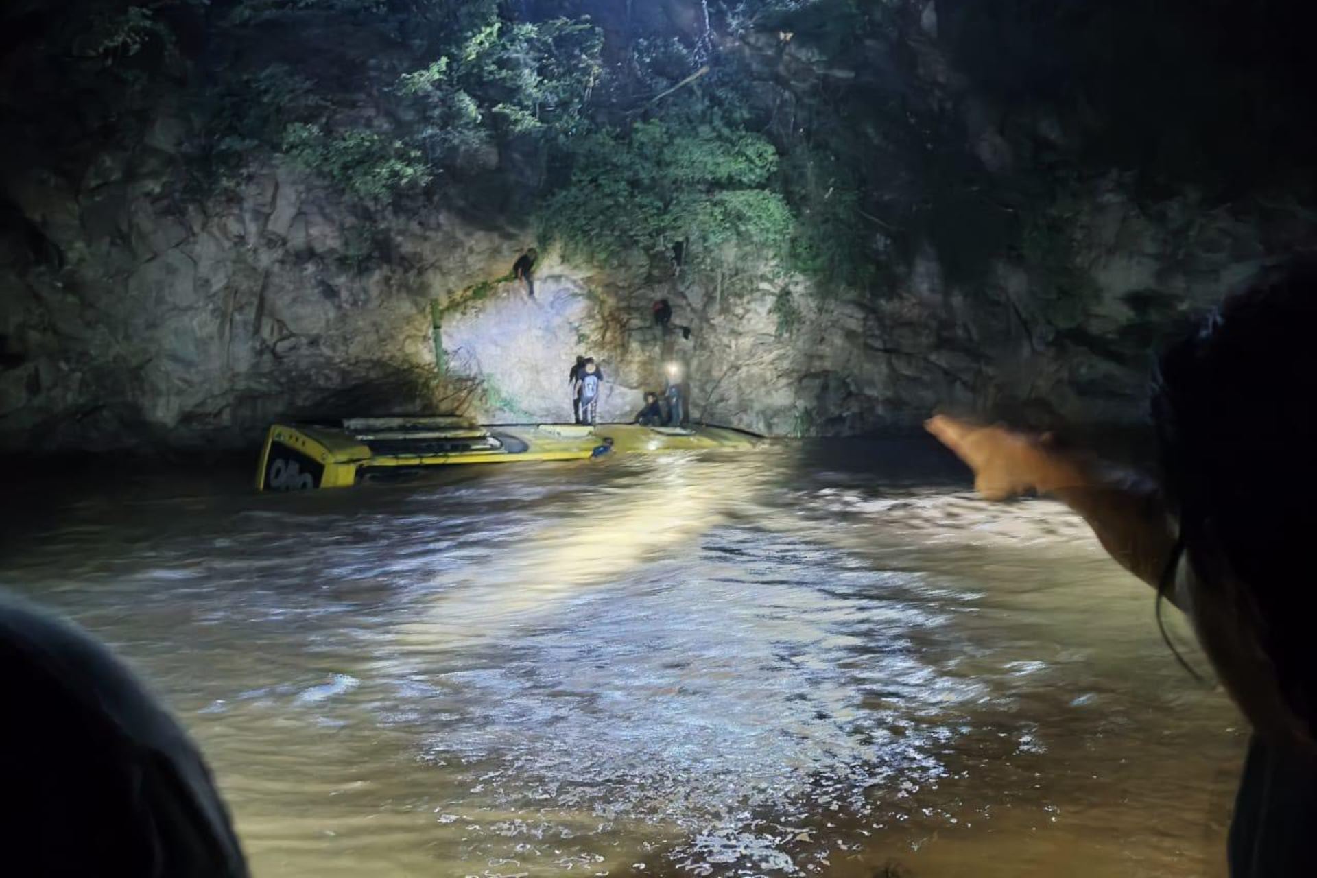 Ocho muertos tras caída de autobús a un río Guerrero
