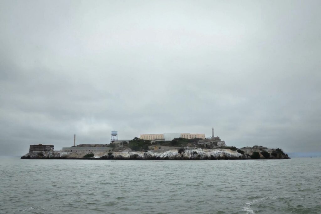 Autoridades federales visitan la prisión de Alcatraz tras la luz verde a su reapertura en California - c03260efd468870a049a41ef0e25798caefe8d36w-1024x682