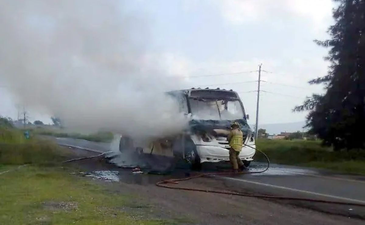 Comando intercepta camión de pasajeros y lo incendia en Guanajuato