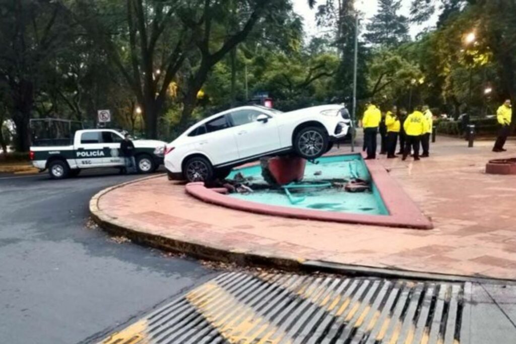 Fotos: Conductor de camioneta de lujo se queda dormido y choca contra fuente en Polanco, CDMX - camioneta-mercedes-choque-fuente-polanco-1024x683