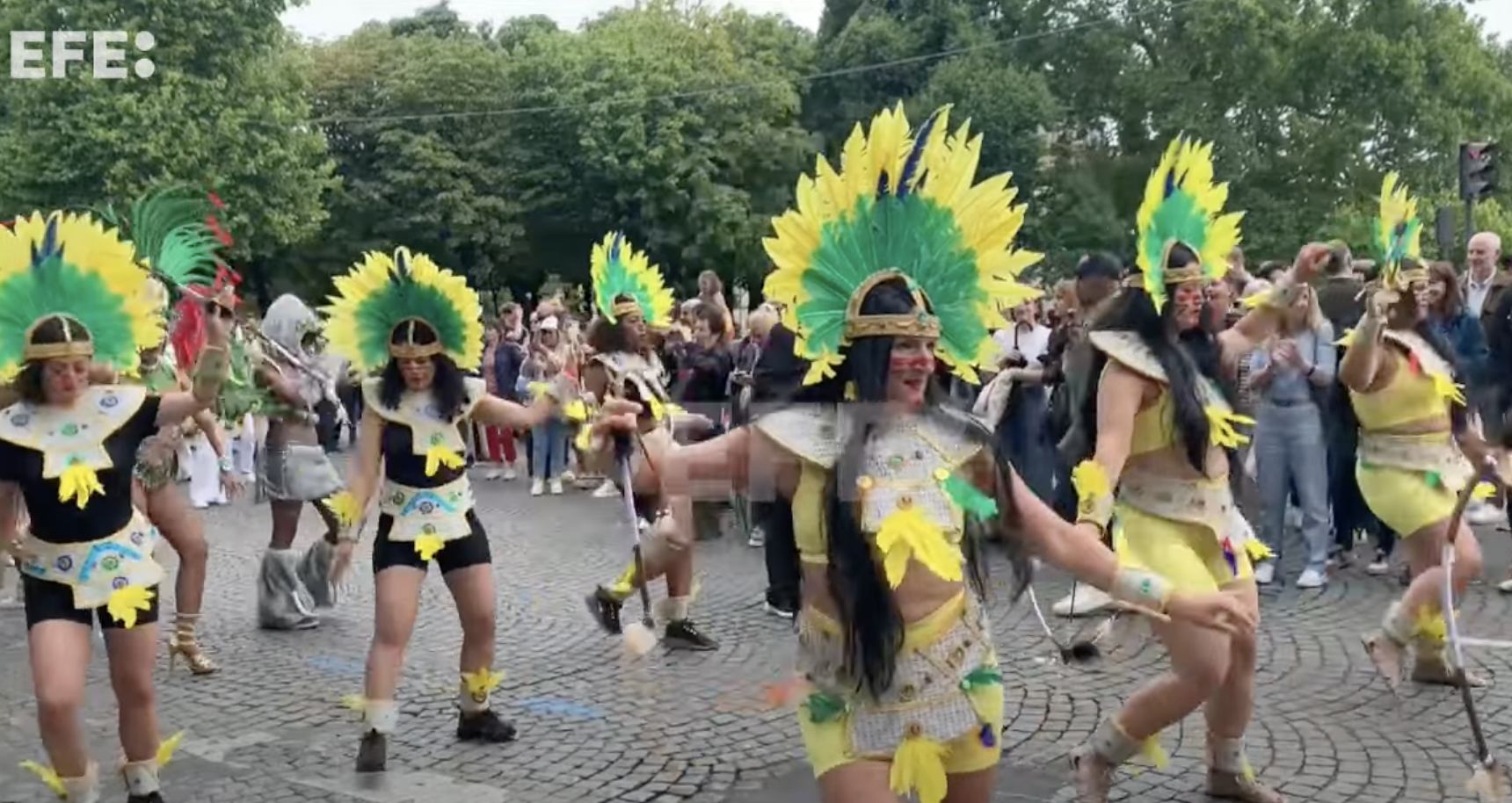 París se llena de color con el 25 aniversario del Carnaval Tropical