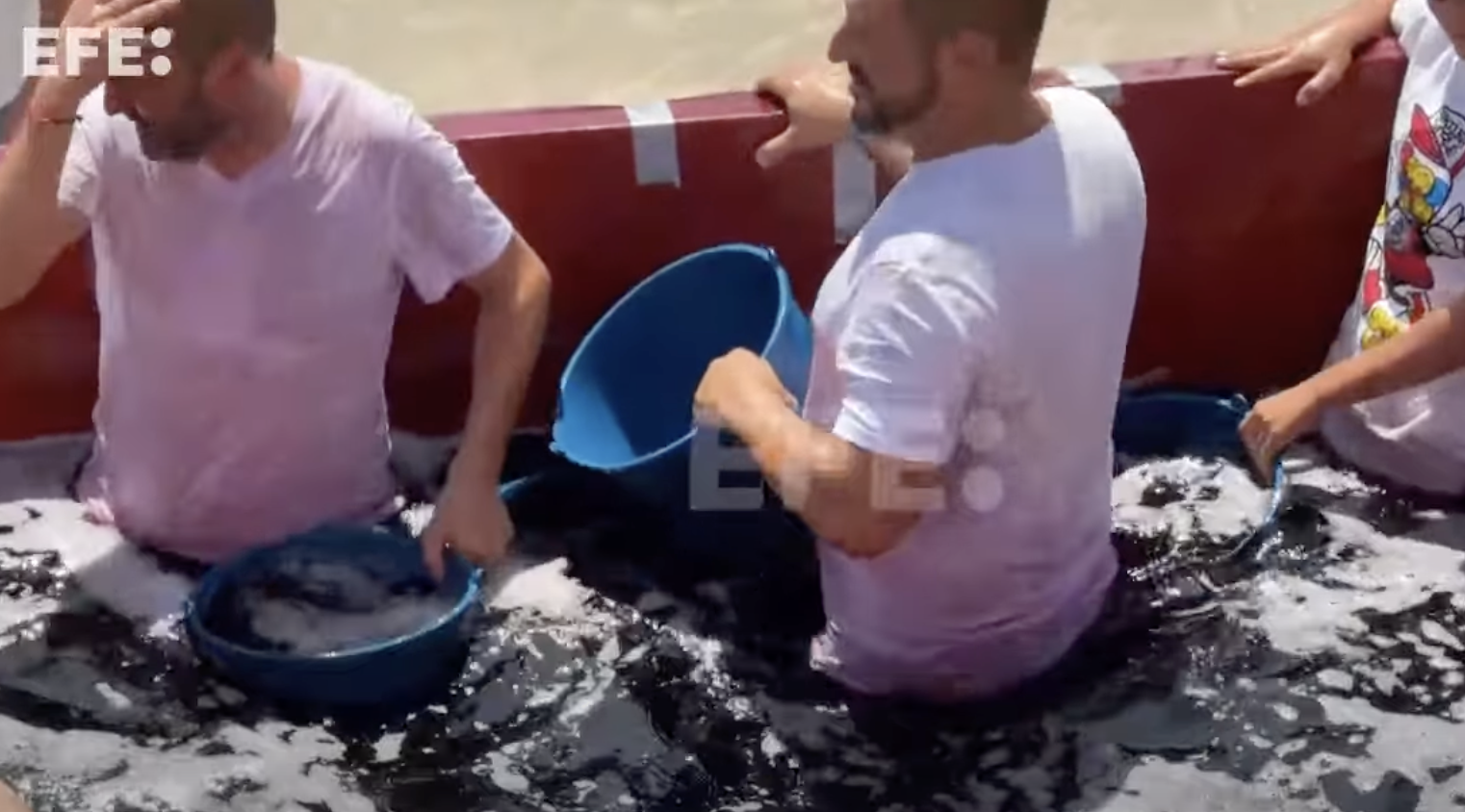 La batalla del clarete de San Asensio “dispara” 40.000 litros de vino