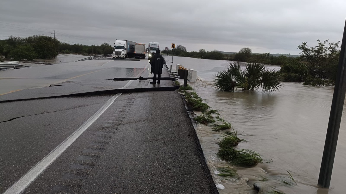 Cierran la carretera Victoria-Tampico por lluvias; pasajeros y choferes de carga quedan varados Cierran la carretera Victoria-Tampico por lluvias; pasajeros y choferes de carga quedan varados