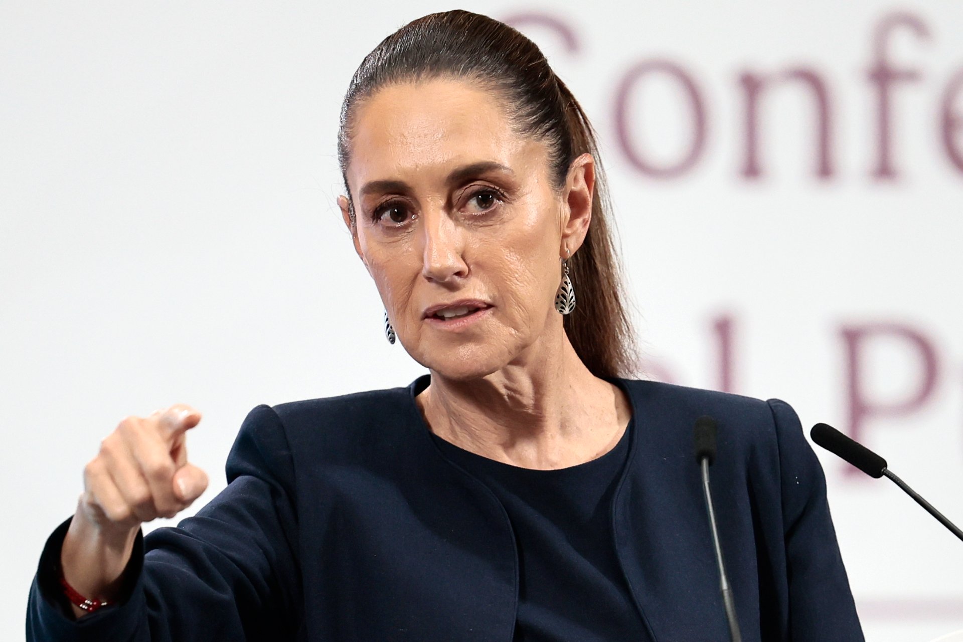 Sheinbaum no da instrucciones a morenistas que vacacionan en Europa, pero sí les pide austeridad