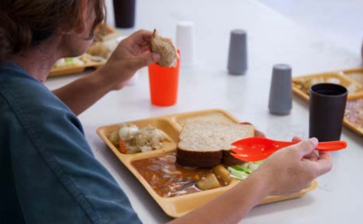 Migrantes detenidos por ICE se quejan de hambre y comida en mal estado