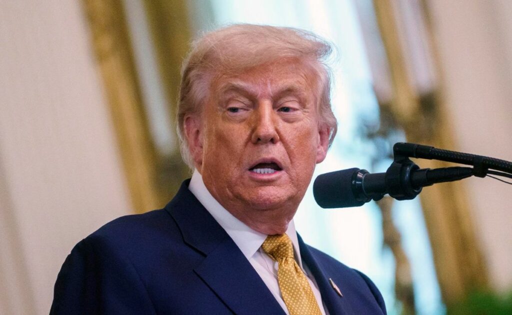 Operador de teleprompter de Trump ganó 100 mil dólares en apuestas sobre sus discursos