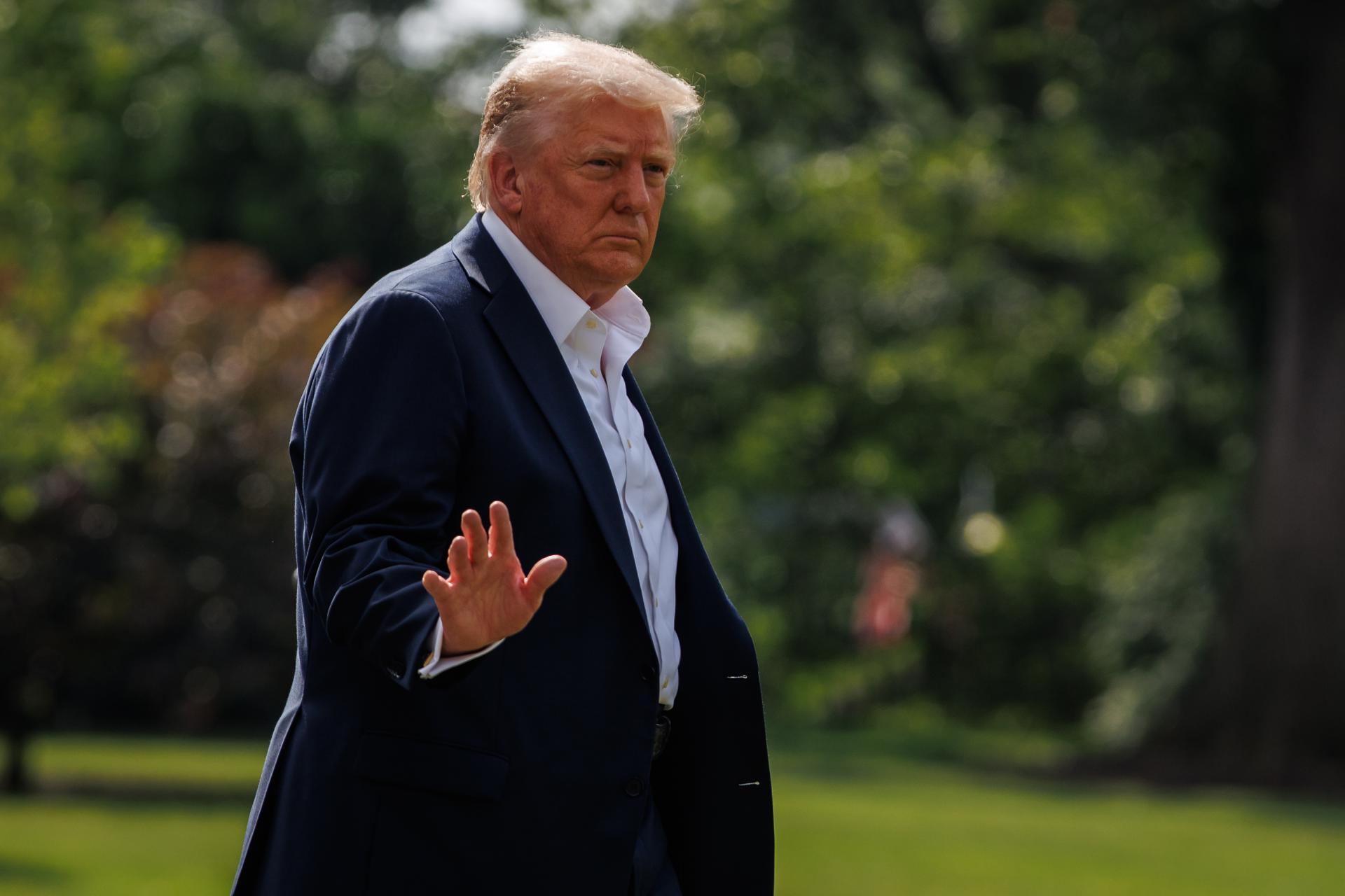 Trump evalúa no gravar con aranceles del 35 % a los bienes canadienses sujetos al T-MEC Trump evalúa no gravar con aranceles del 35 % a los bienes canadienses sujetos al T-MEC