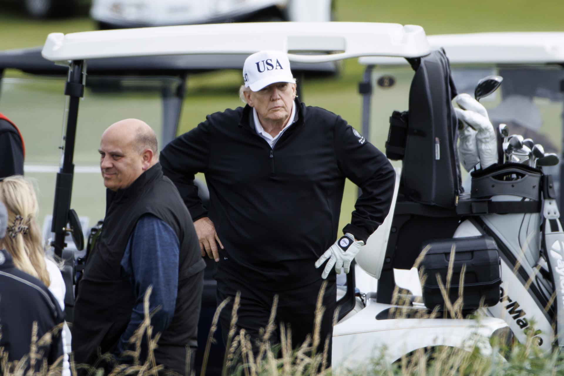 Cientos de personas protestaron en Escocia mientras Trump jugaba al golf