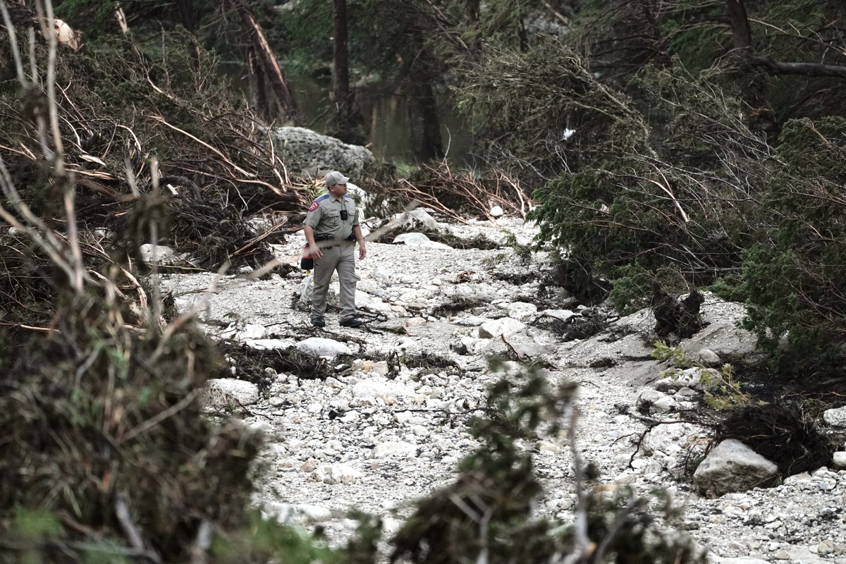 El número de desaparecidos por las inundaciones en Texas se reduce de cien personas a tres