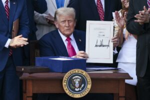 Trump rubrica su proyecto de ley y dice que es su "mayor victoria"