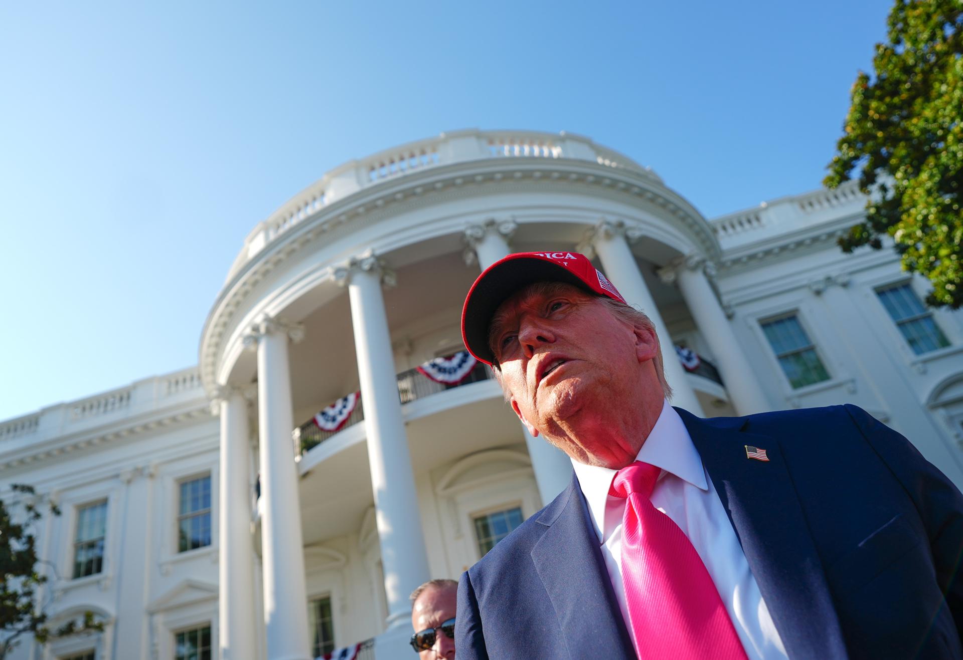 Trump ordena arrestar a quienes arrojen piedras contra vehículos de agentes migratorios Trump ordena arrestar a quienes arrojen piedras contra vehículos de agentes migratorios