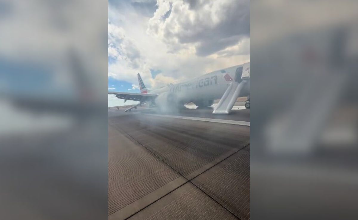 #Video Evacúan a pasajeros y y tripulación de avión de America Airlines por humo previo al despegue