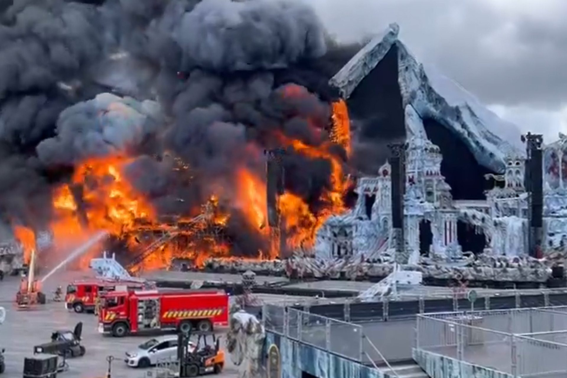 Video: Se incendia escenario del festival Tomorrowland 2025
