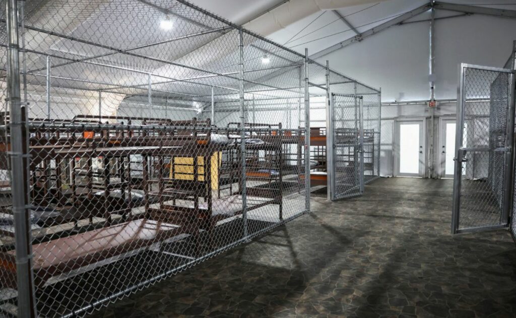 Constatan uso de jaulas y otros abusos a migrantes en Alligator Alcatraz