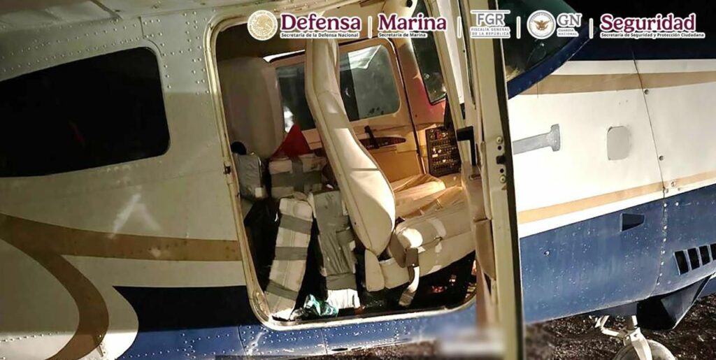 Interceptan aeronave con 247 kilos de cocaína en Colima; detienen a tres - interceptan-aeronave-con-247-kilos-de-cocaina-en-colima-detienen-a-tres-2-1024x515