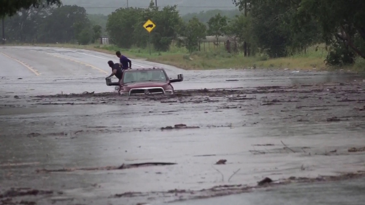 Fuertes lluvias inundan Texas; hay 6 muertos