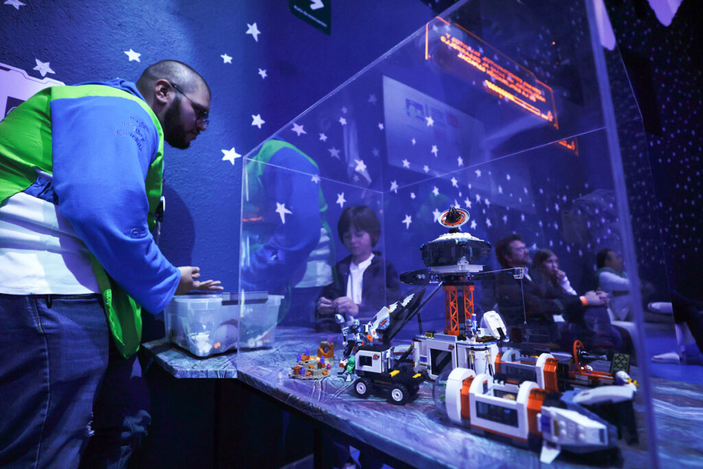 Katya Echazarreta motiva con exposición a infancias mexicanas a cumplir el sueño espacial - katya-echazarreta-motiva-con-exposicion-a-infancias-mexicanas-a-cumplir-el-sueno-espacial-2-1024x683