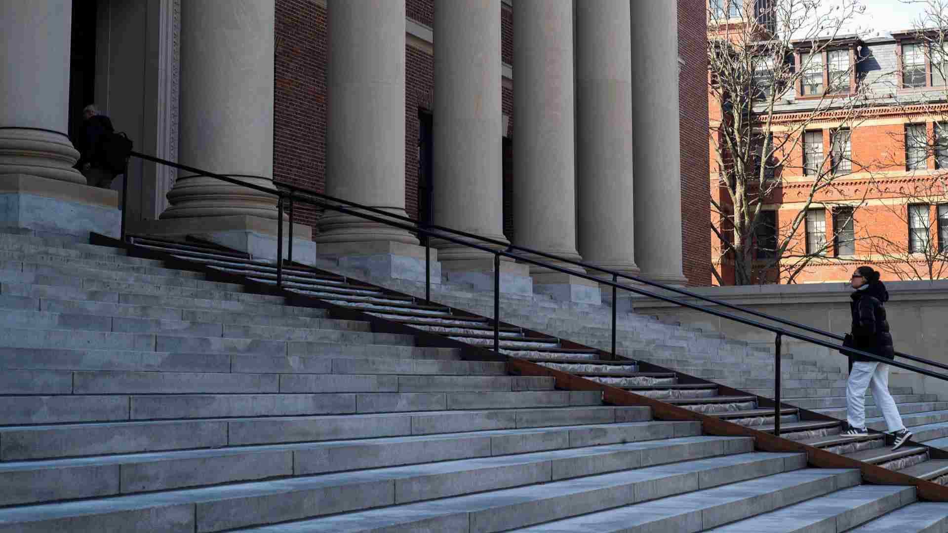 La Universidad de Harvard cerrará sus oficinas de diversidad, como exigió Trump