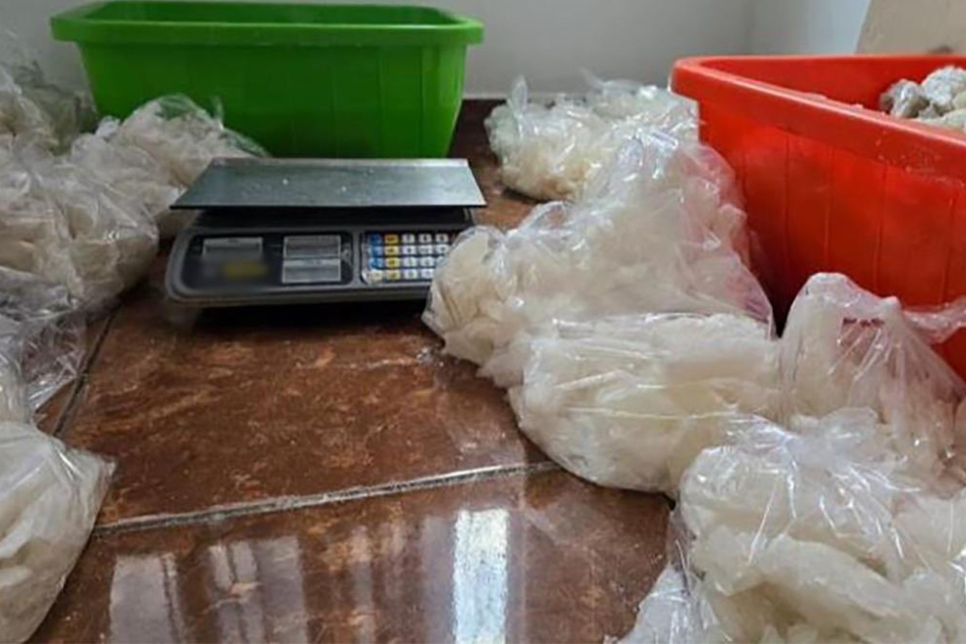 Aseguran metanfetamina y detienen a criminales en Michoacán