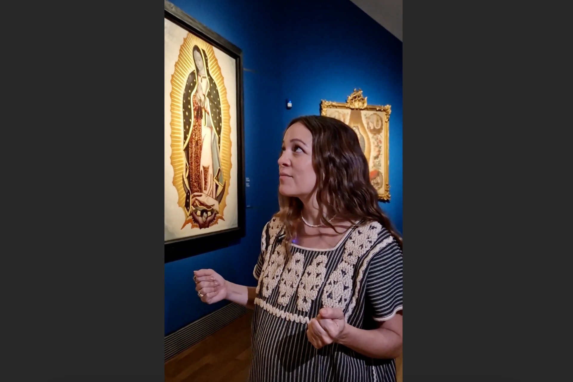Video: Natalia Lafourcade canta ante un cuadro de la Virgen de Guadalupe en el Museo del Prado