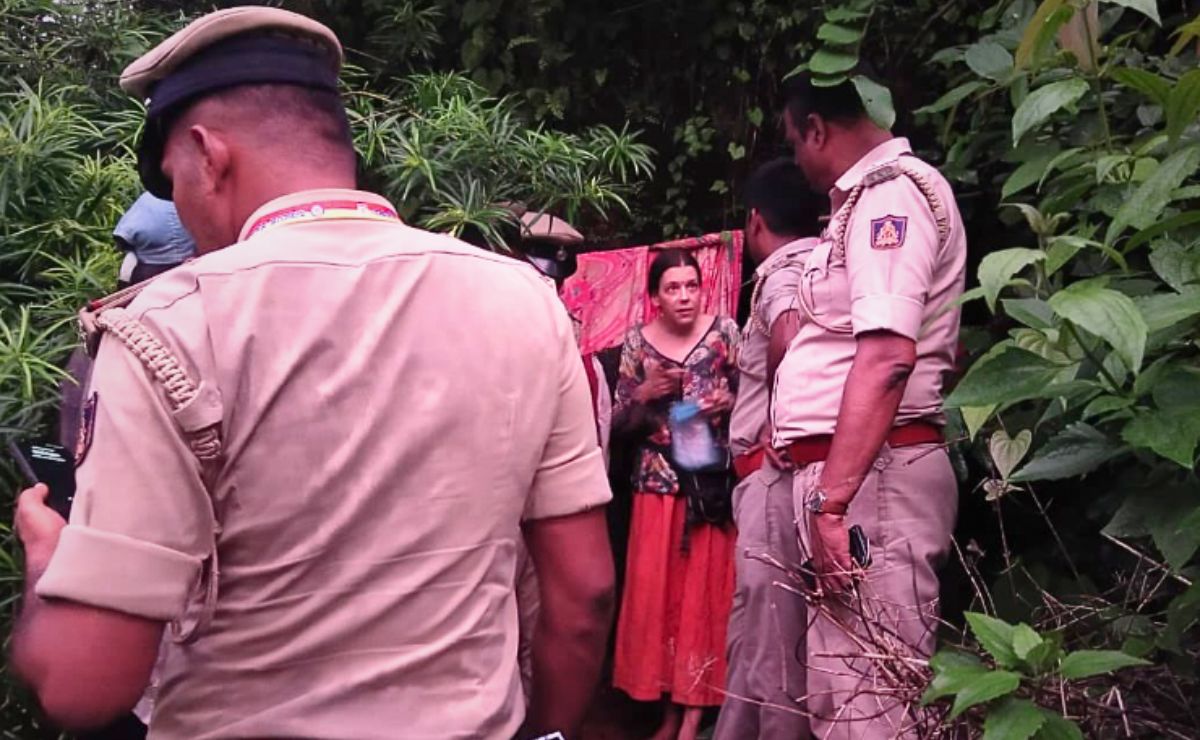 Descubren a una mujer rusa y sus hijas viviendo en una cueva en India