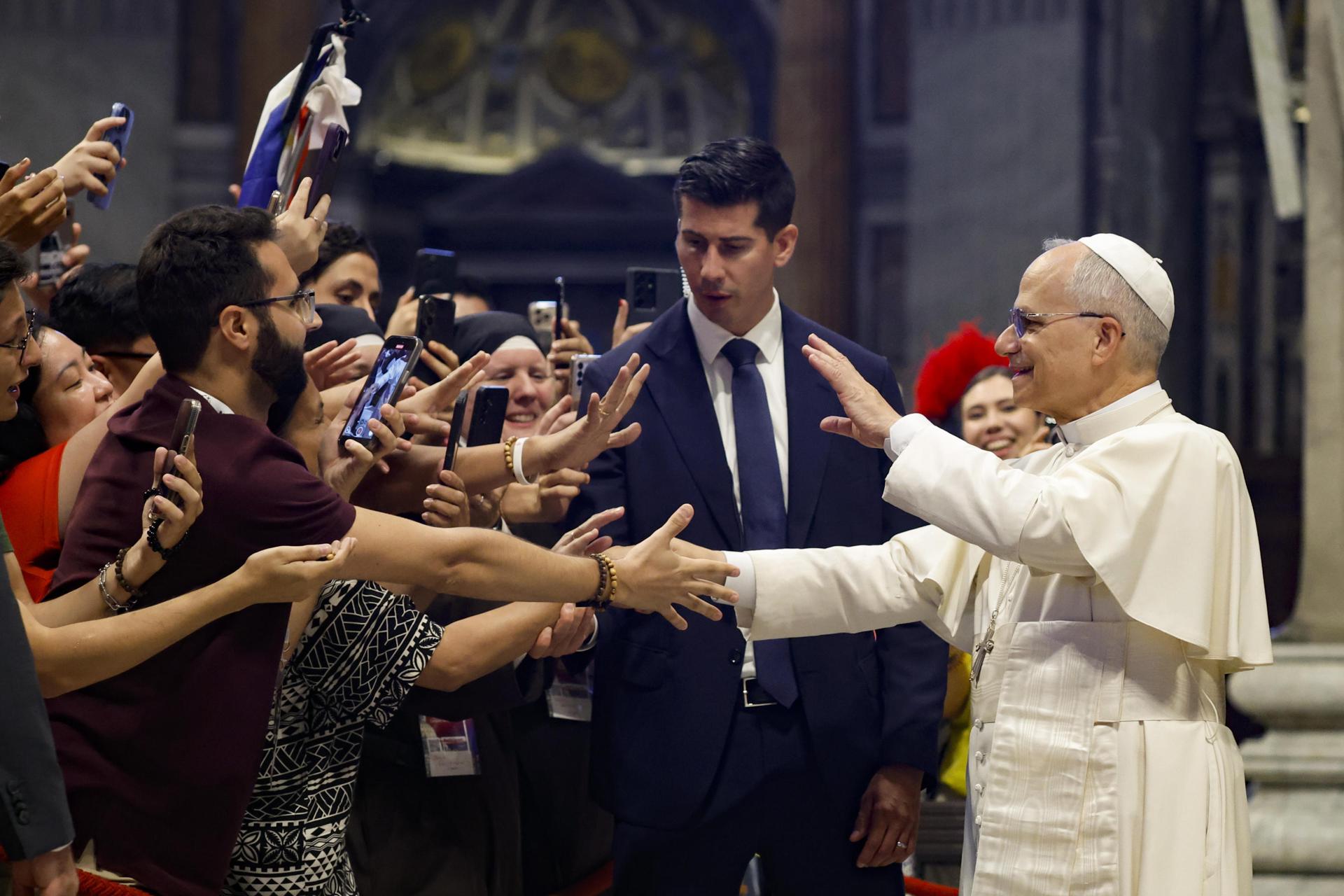 Papa León XIV pide a ‘influencers’ católicos que lleven la paz a las redes sociales