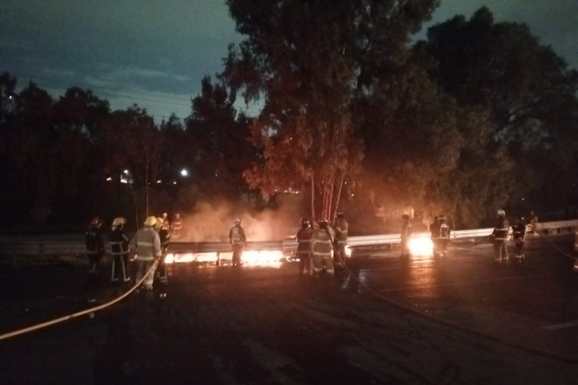 Reabren autopista México-Pachuca tras volcadura de pipa