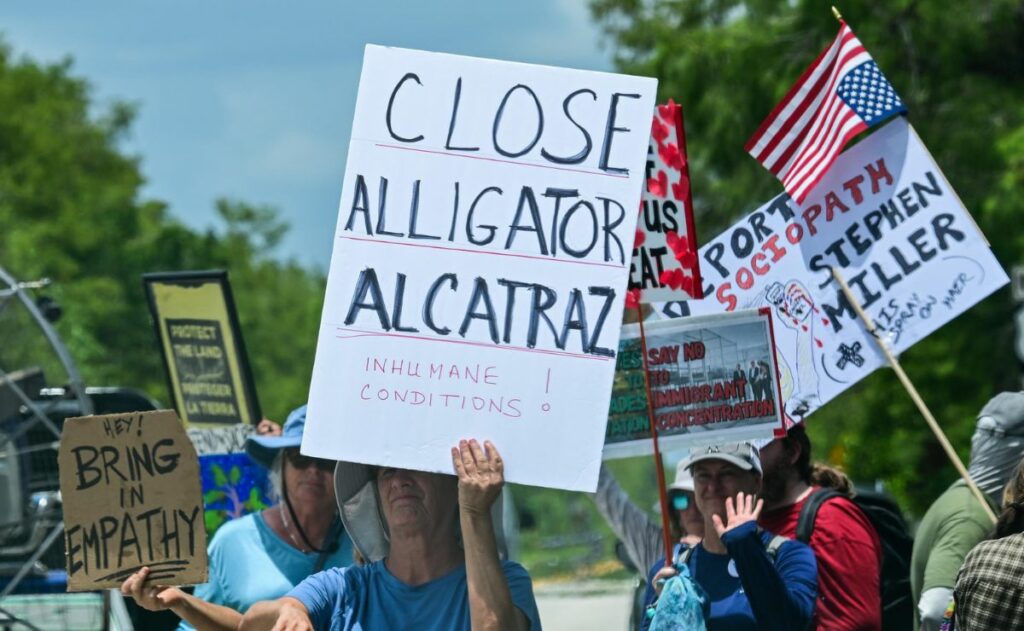 Ordena jueza desmantelar 'Alligator Alcatraz' dentro de 60 días - protesta-contra-el-centro-de-detencion-para-migrantes-alligator-alcatraz-en-florida-1024x631