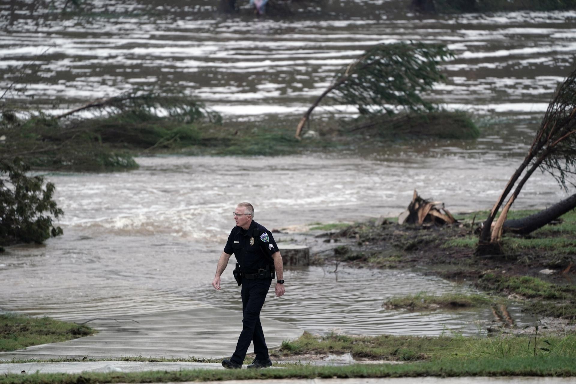 Aumentan a 27 las personas muertas por las inundaciones en Texas