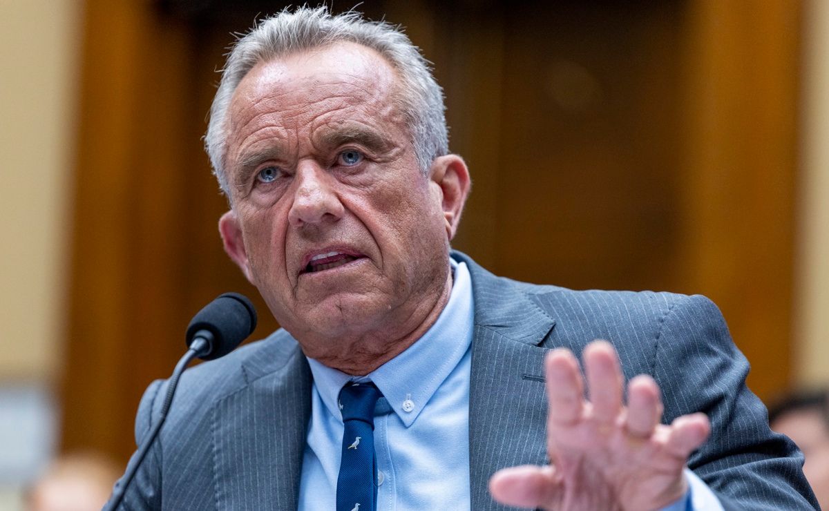 Médicos demandan al secretario de Salud de EE.UU. por cambios en la vacunación anticovid