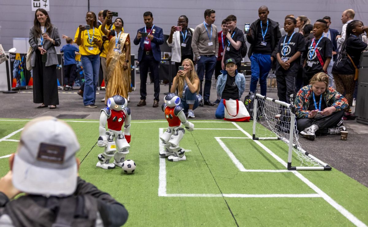 La cumbre global que busca demostrar el bien que la IA puede hacer a la humanidad - robots-presentados-en-cumbre-de-ia-en-ginebra