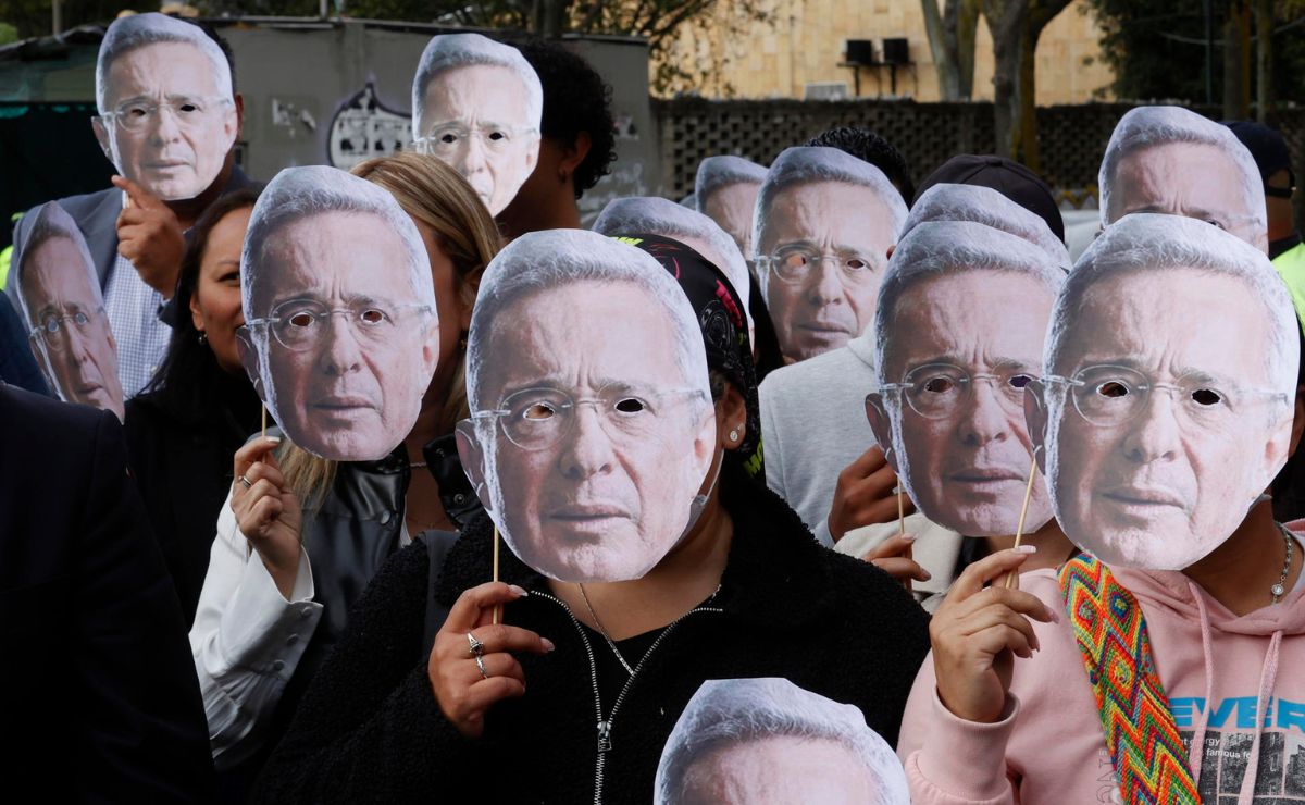 Expresidente Uribe apelará sentencia por soborno y fraude - seguidores-del-expresidente-de-colombia-alvaro-uribe