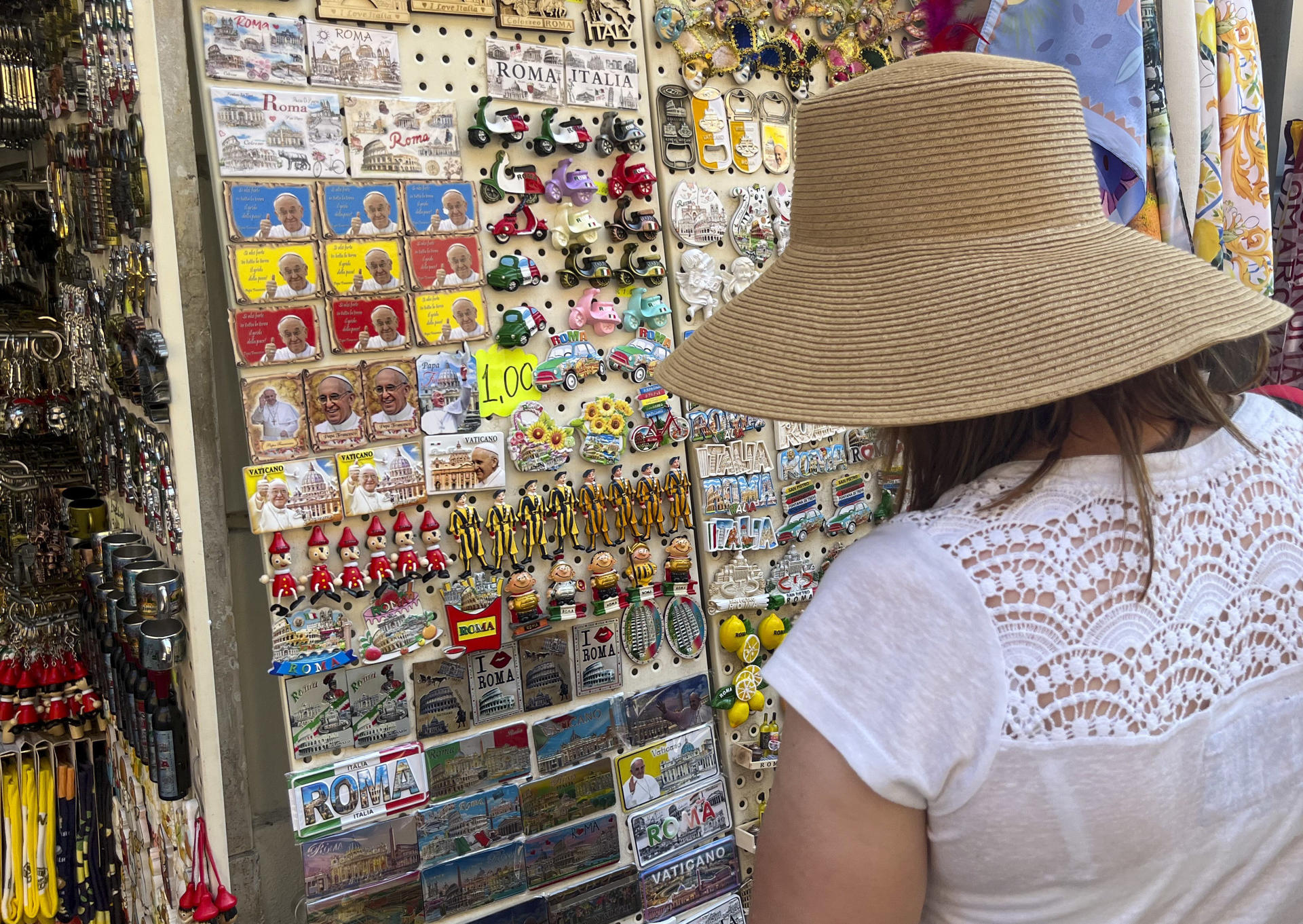 ¿Por qué es una “misión imposible” encontrar en el Vaticano un souvenir de León XIV?