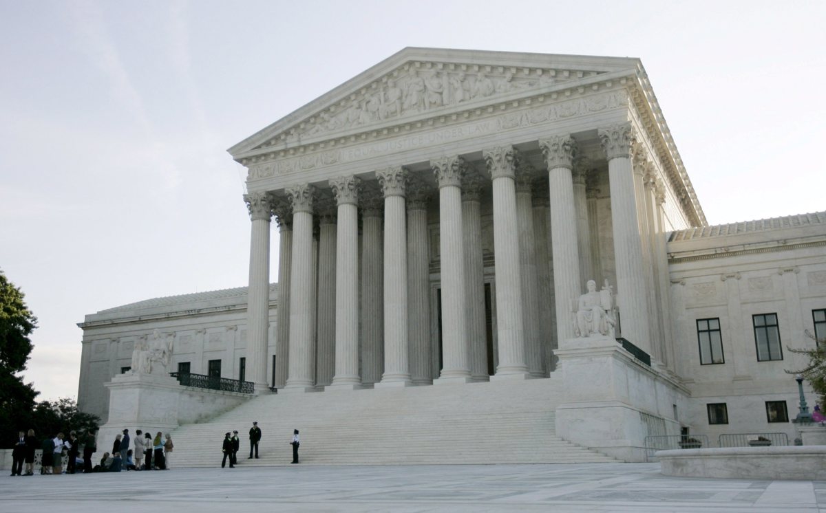 Supremo de EE.UU. permite a Trump reanudar los despidos masivos en el Gobierno