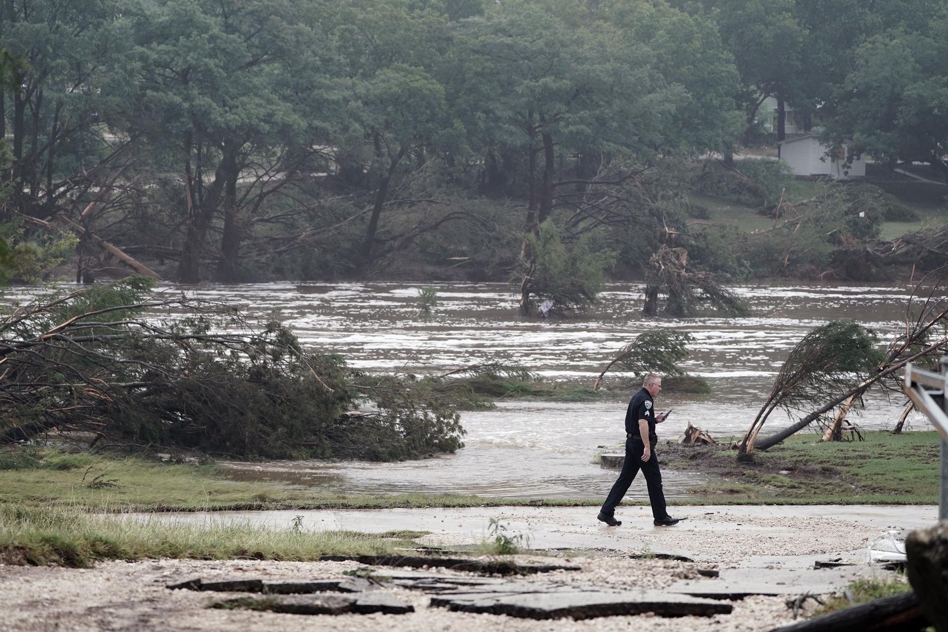 Van 52 muertos en Texas por las inundaciones; entre víctimas hay 15 niños Van 52 muertos en Texas por las inundaciones; entre víctimas hay 15 niños