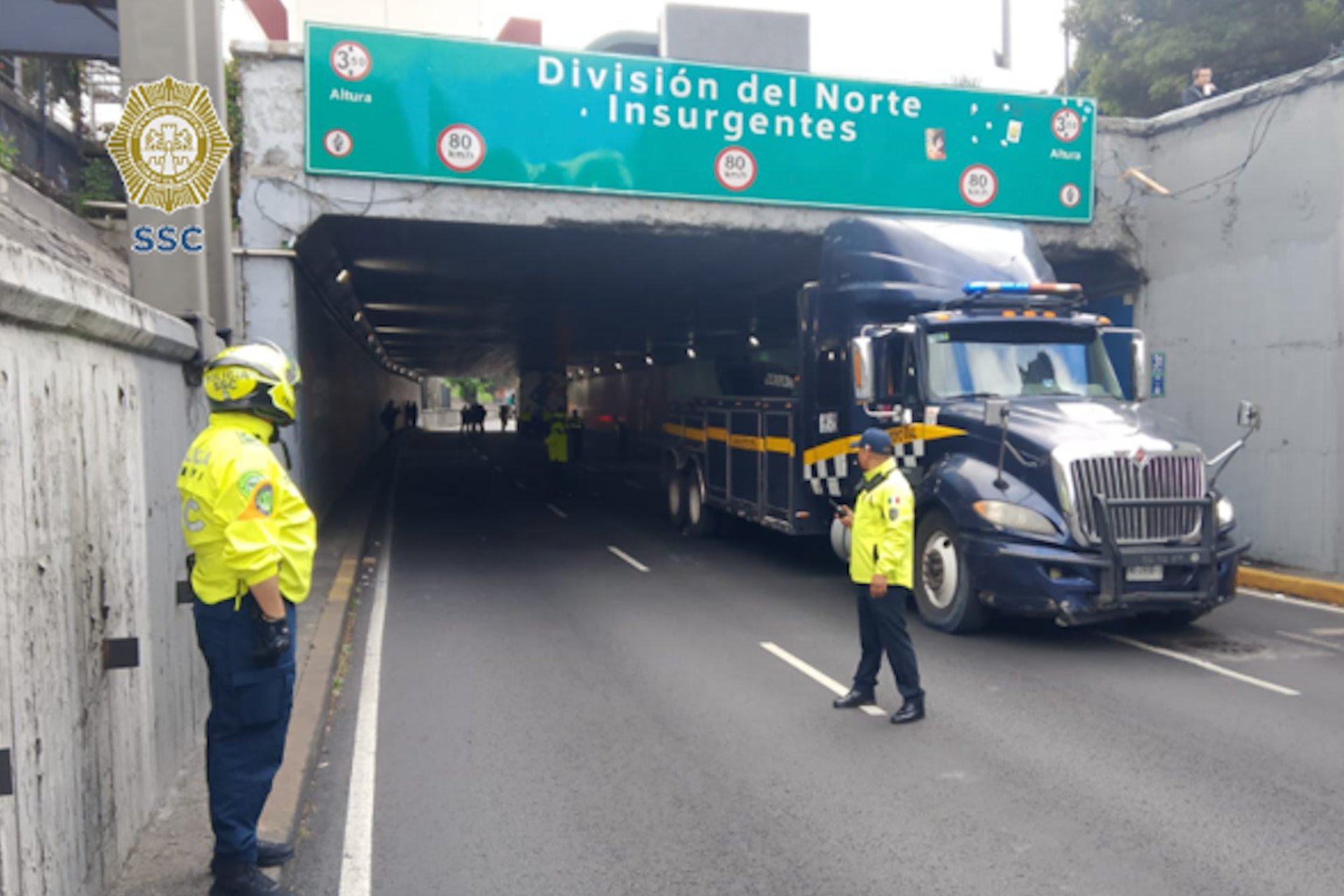 Tráiler queda atorado en bajo puente de Viaducto, CDMX