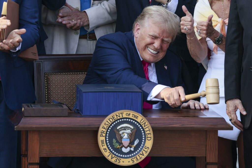 Trump firma su proyecto de ley y dice que es su "mayor victoria" - trump-firma-su-proyecto-de-ley-y-dice-que-es-su-mayor-victoria-1024x683