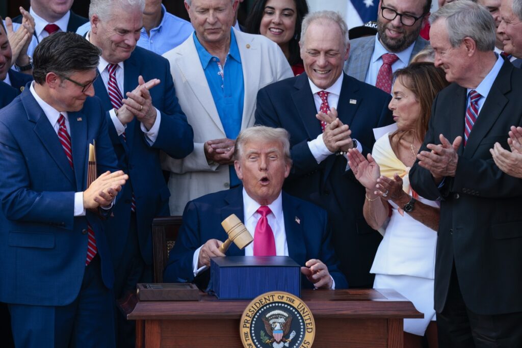 Trump firma su proyecto de ley y dice que es su "mayor victoria" - trump-firma-su-proyecto-de-ley-y-dice-que-es-su-mayor-victoria-2-1024x683