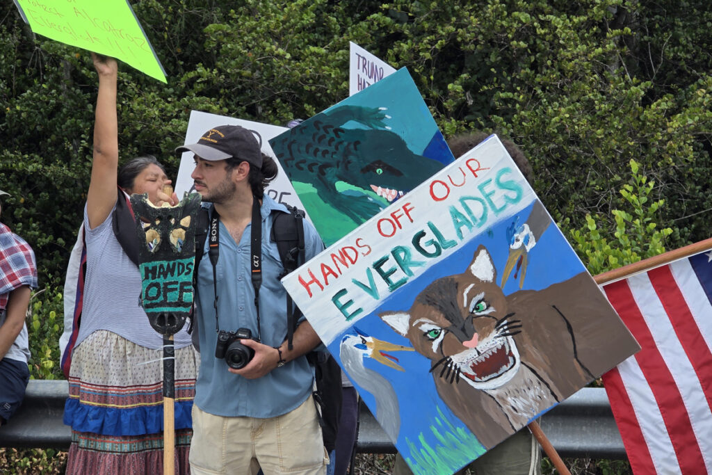 Trump visita centro de migrantes en humedal de Florida en medio de burlas sobre caimanes - trump-visita-centro-de-migrantes-en-humedal-de-florida-en-medio-de-burlas-sobre-caimanes-1024x683